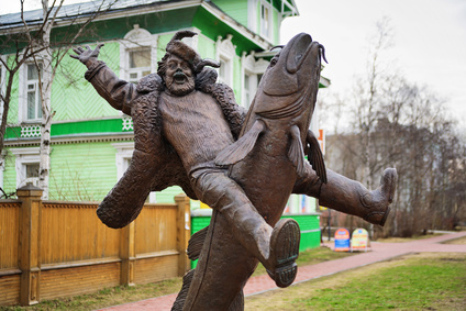 Скульптура «Налим Малиныч» в Архангельске.