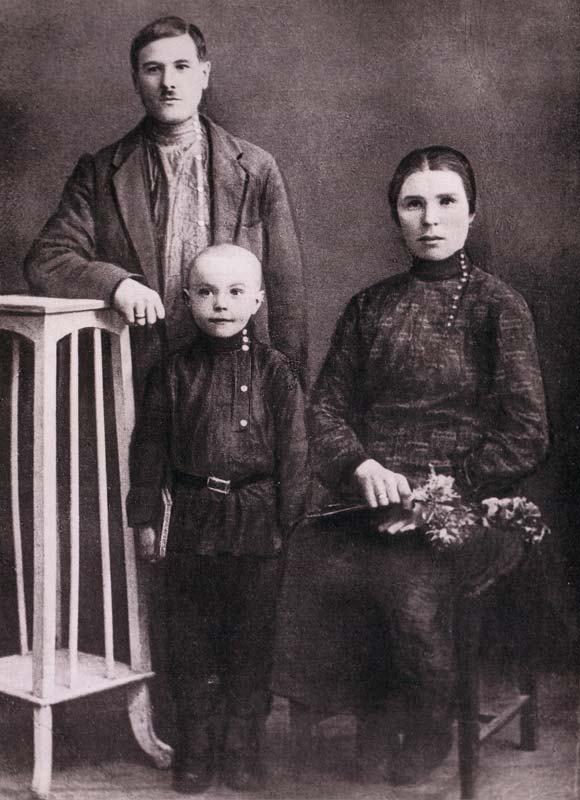 Виктор Астафьев с родителями, 1931 год