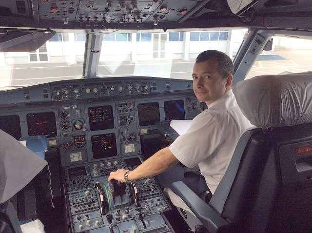 Дамир Юсупов в кабине самолёта